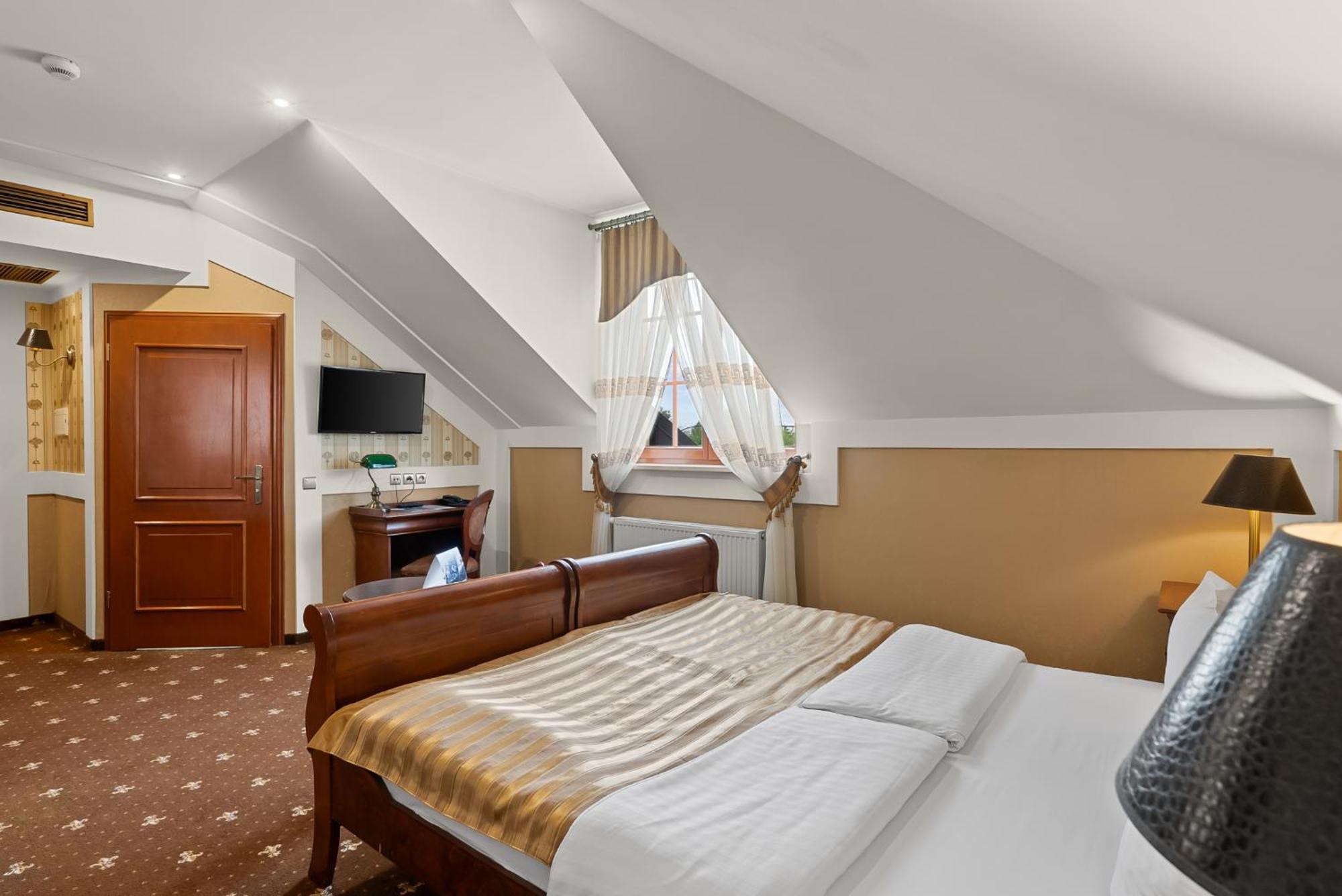 Diament Arsenal Palace Katowice - Хожув